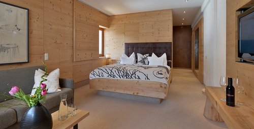 Die Zimmer haben eine ansprechende Holzfassade. Hotel Almhof Zimmer Hochfügen Skigebiet Gemütlichkeit Übernachtung Hotelaufenthalt