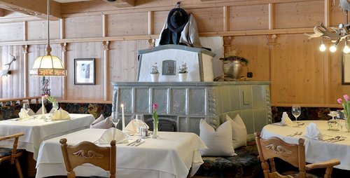 In der warmen Stube schmeckt das Essen gleich doppelt so gut. Hotel Almhof Genuss Stube Hochfügen Region Zillertal Speisen