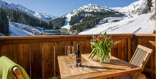 Frühstücken auf dem Balkon und mit herrlichem Bergblick. Balkon Hotelzimmer Hochfügen Hotel Almhof Hotelaufenthalt