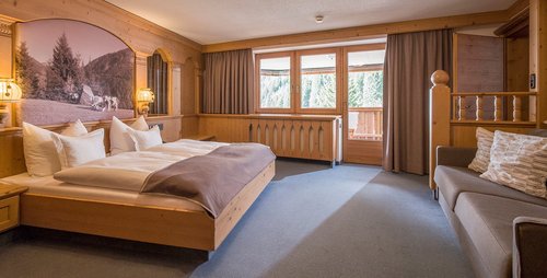 Eine typische Suite im Hotel Almhof. Hotel Almhof Hotelzimmer Aufenthalt Suite Übernachten Skiurlaub
