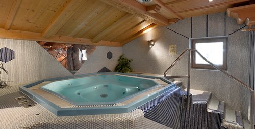 Ein Entspannungsbad im Whirlpool macht den Skitag perfekt. Hotel Almhof Whirlpool Skifahren Relaxen Hochfügen