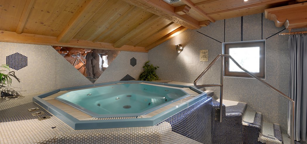 Hotel Almhof Whirlpool Skifahren Relaxen Hochfügen   