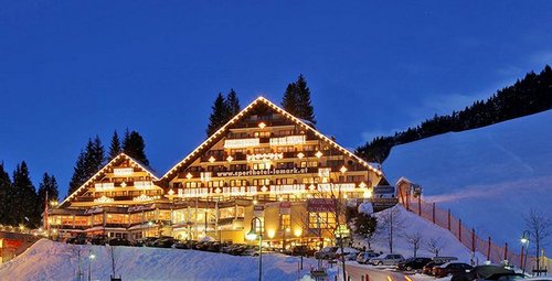Das hell beleuchtete Hotel Lamark im Skigebiet Hochfügen. Hotel Lamark Hochfügen Skigebiet Zillertal Winter Skiurlaub