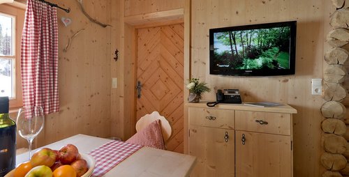 Eine geschmackvolle Inneneinrichtung zum Wohlfühlen. Hotel Almhof Zillertal Skigebiet Hotelzimmer Inneneinrichtung Ambiente Landhausstil Zillertal