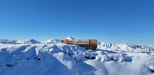 SUNDOWNER MIT DJ AM BERG