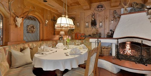 Ein gemütliches Ambiente wird einem im Hotel Almhof geboten. Hotel Almhof Skiregion Zillertal Gästestube Kulinarik Gemütlichkeit Hochfügen