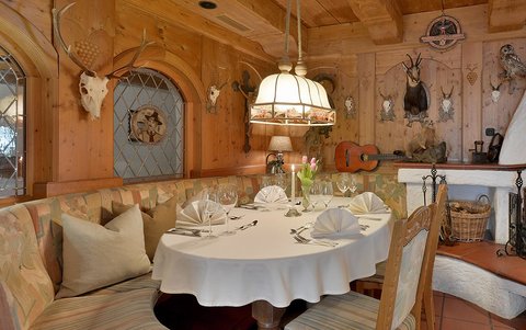 Hotel Almhof Skiregion Zillertal Gästestube Kulinarik Gemütlichkeit Hochfügen