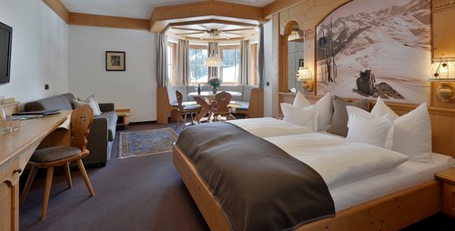 Die riesigen Zimmer bieten genügend Platz für jeden Gast. Hotelaufenthalt Hotel Almhof Übernachtung Hochfügen Aufenthalt Skiregion Zillertal