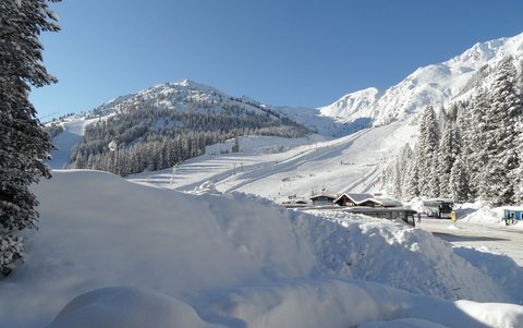 Haus Theato Skiregion Hochfügen Tiefschnee Schneeurlaub Winter Tirol Zillertal