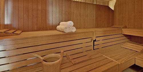 In der Sauna die Seele baumeln lassen. Wellness Hotel Almhof Hochfügen Skiregion Zillertal Skigebiet Entspannung