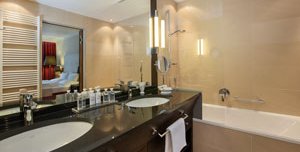 Ein Badezimmer im Hotel Lamark in Hochfügen Zimmer Buchen Unterkunft Zillertal Hochfügen