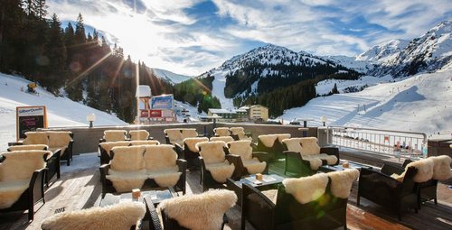 Die herrliche Sonnenterrasse des Hotel Lamark in Hochfügeneröffnet den Blick auf die Zillertaler Bergwelt Sonnenterrasse Hotel Lamark Fankhauser Haubenküche Berge Wintererlebnis Bergsport
