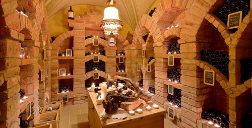 Der Weinkeller hält wahre Gaumenfreuden bereit. Hotel Almhof Wein Hochfügen Kulinarik Genuss Skiurlaub Skiregion Zillertal