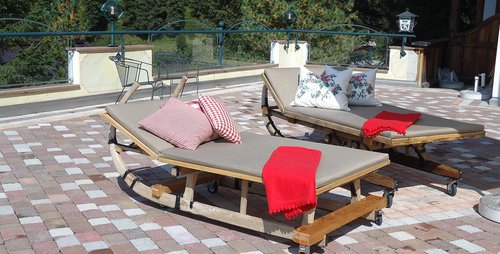 Auf Sonnenliegen lässt es sich grandios vom Alltag erholen. Skigebiet Hochfügen Sonnenterrasse Hotel Almhof Relaxen Entspannung Skiregion Zillertal