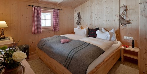 Die Holzverkleidung macht die Zimmer gemütlich. Landhausstil Hochfügen Hotel Almhof Winterurlaub Skifahren Inneneinrichtung Hotelzimmer
