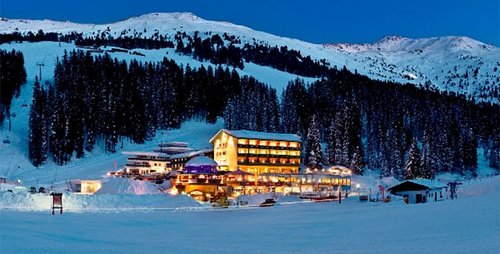 Berghotel Hochfügen Verwöhnangebot Alm Winter Zillertal Schnee