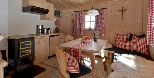 Eine stilvolle Küchenzeile macht das Appartement perfekt! Appartement Hotel Almhof Skiregion Hochfügen Winterskiurlaub Schnee