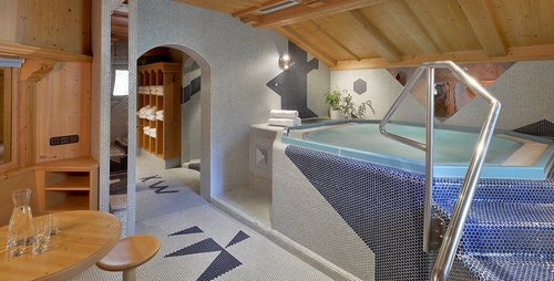 Auch ein Whirlpool gehört zur Ausstattung. Wellness Hotel Almhof Entspannung Skigebiet Hochfügen Skiurlaub Winter