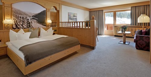 Die Zimmer sind eine wahre Wohlfühloase.  Hochfügen Hotelzimmer Skiregion Zillertal Schneeurlaub Schnee Gemütlichkeit Zweisamkeit
