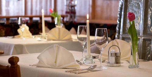 Essen bei Kerzenschein im Hotel Almhof. Menü Hotel Almhof Kulinarik Speisen Skigebiet Hochfügen Skiregion Zillertal Genuss