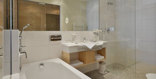 Das Badezimmer besticht durch Luxus und Stil.   Hotel Almhof Bad Einrichtung Hochfügen Skiregion Zillertal
