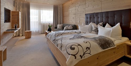 Die Größe der Zimmer erlaubt längere Aufenthalte. Hotel Almhof Skiurlaub Winter Zimmergröße Skiregion