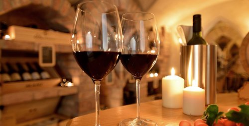 Weinverkostung im Weinkeller. Hotel Almhof Wein Skigebiet Hochfügen Genuss Weinprobe