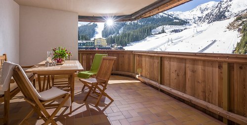 Vom Balkon aus lässt sich die Bergwelt am Besten bestaunen. Hotel Almhof Hotelzimmer Balkon Übernachtung Balkon Terrasse