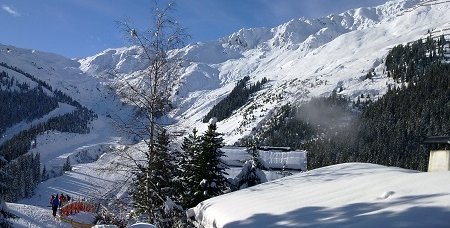 Von der Thaler Hütte direkt auf die Piste in Hochfügen Thaler Hütte Piste Hochfügen ski-in-ski-out